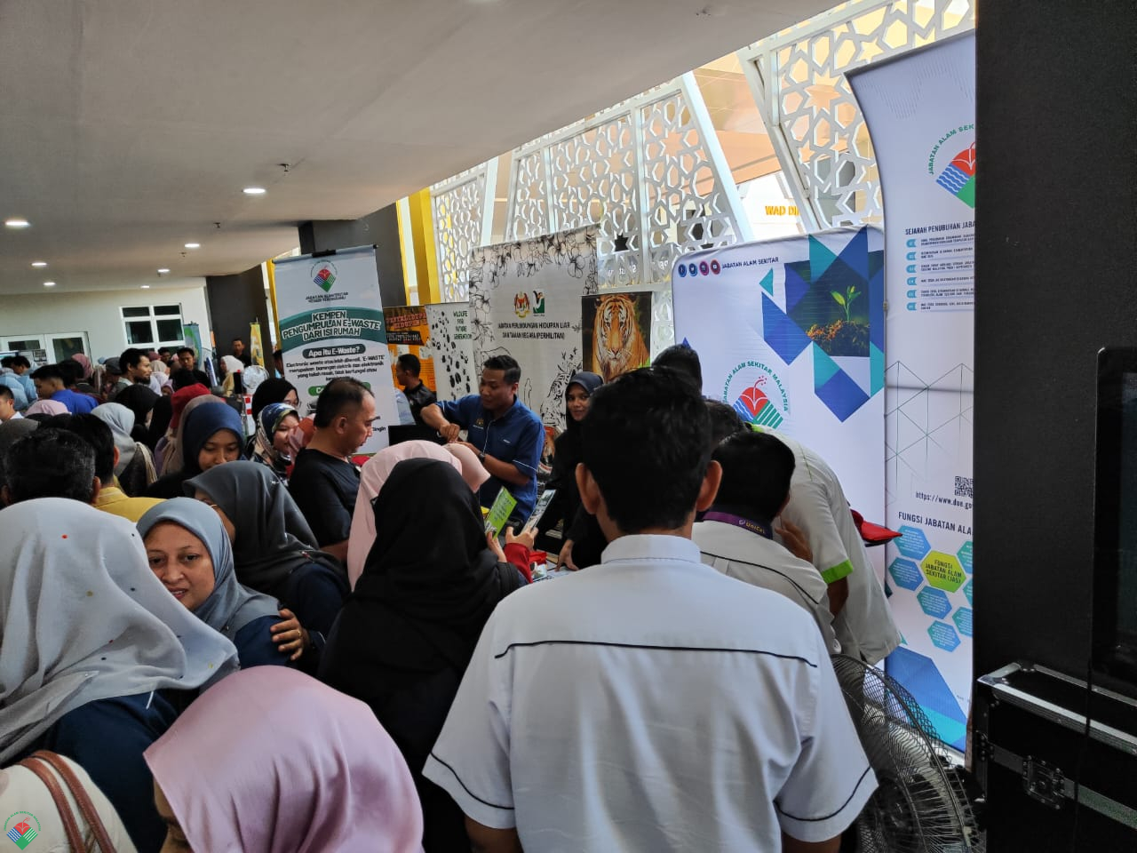 PAMERAN JABATAN DAN AGENSI PADA MAJLIS PERASMIAN SAMBUTAN HARI ALAM ...